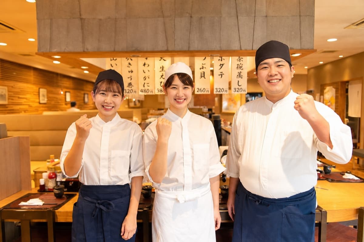 ガッツポーズをするかね㐂のスタッフ