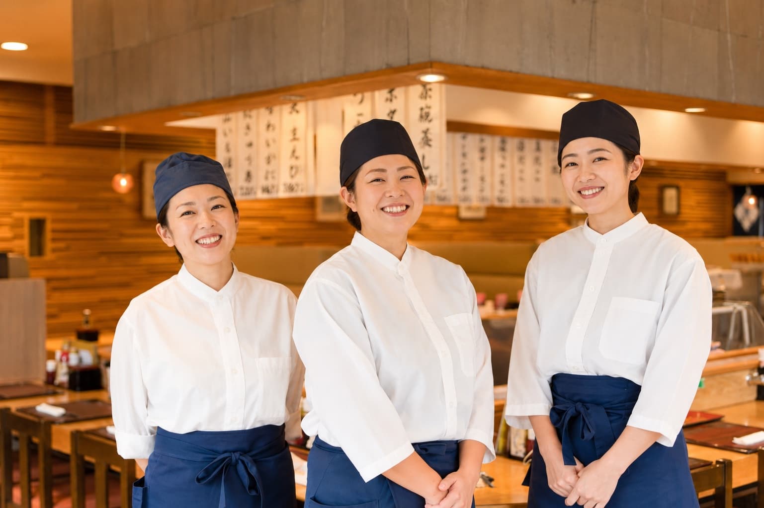 笑顔で並ぶかね㐂のスタッフ
